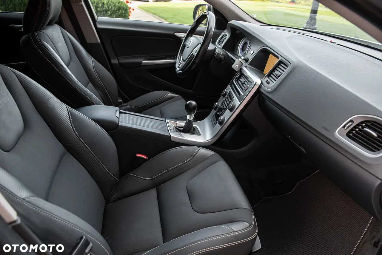 Volvo V60 T5 R-Design - 29