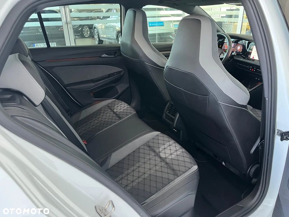 Volkswagen Golf - 32