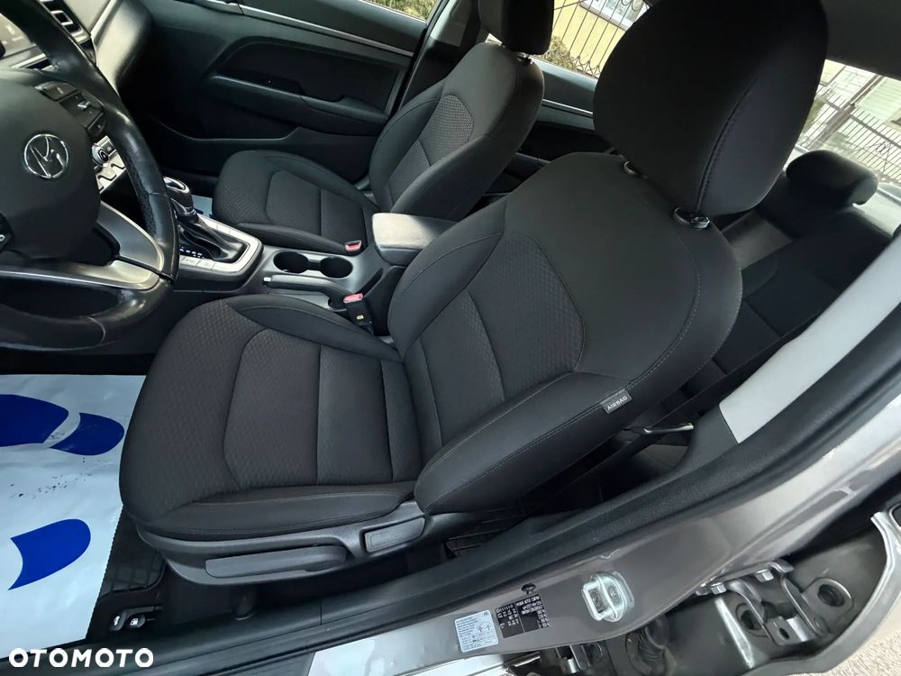 Hyundai Elantra 1.6 Comfort - 11
