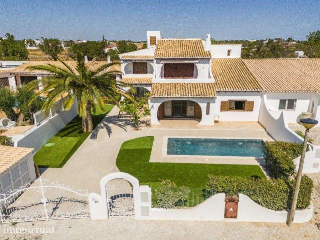Moradia 5 quartos (V4+1) estilo tradicional com piscina perto do ce... - Grande imagem: 2/30