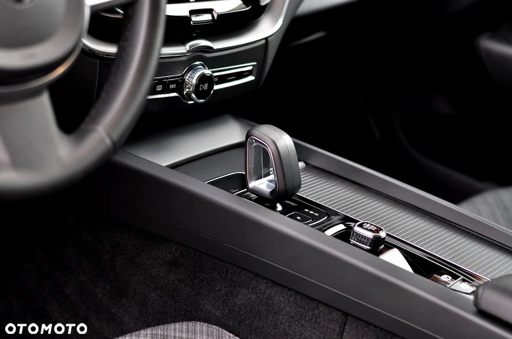 Volvo XC 60 B4 B Geartronic Momentum Pro - 27