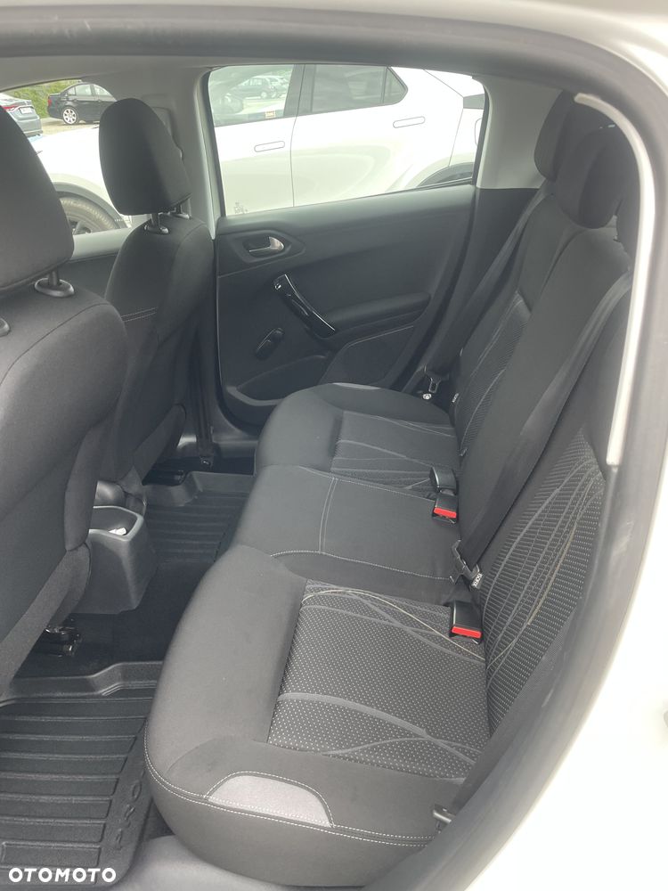 Peugeot 208 - 13