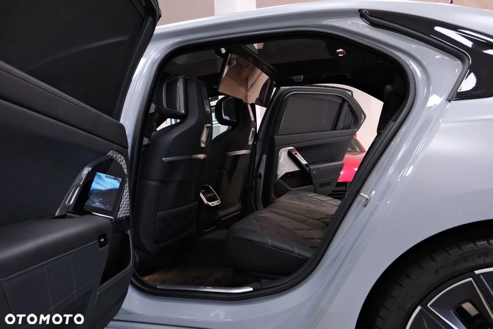 BMW Seria 7 M760e PHEV xDrive Individual Edition sport - 27