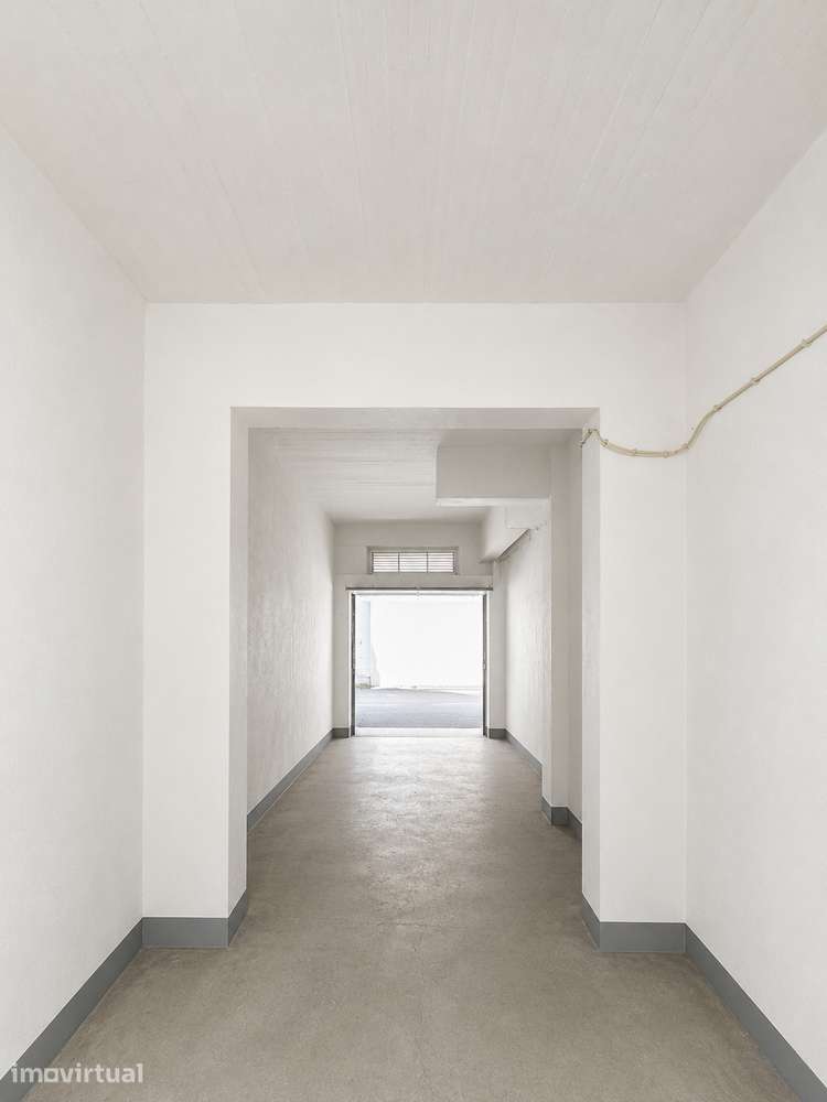 Garagem Fechada para 2 Carros | 36 m² | WC Privativo - Grande imagem: 3/4