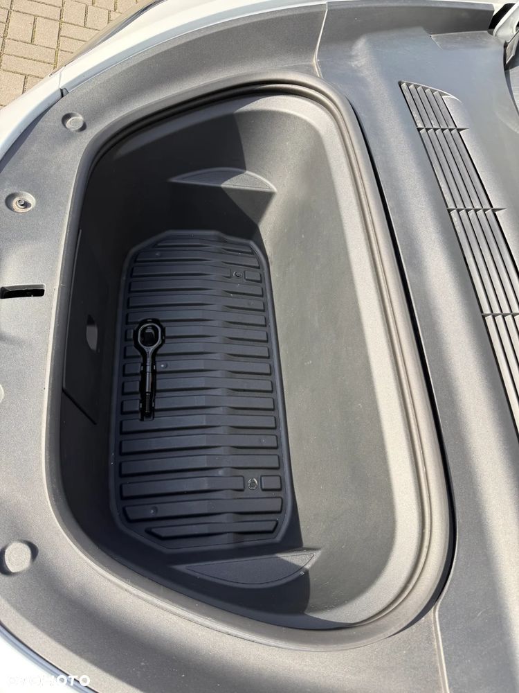 Tesla Model Y Long Range AWD - 27