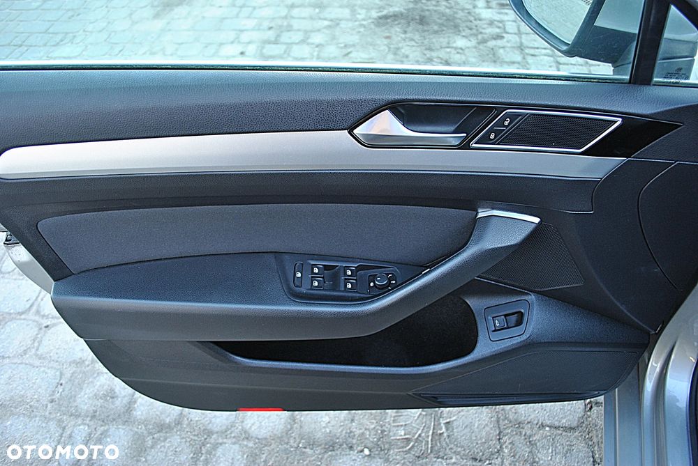 Volkswagen Passat 2.0 TDI SCR DSG Comfortline - 18