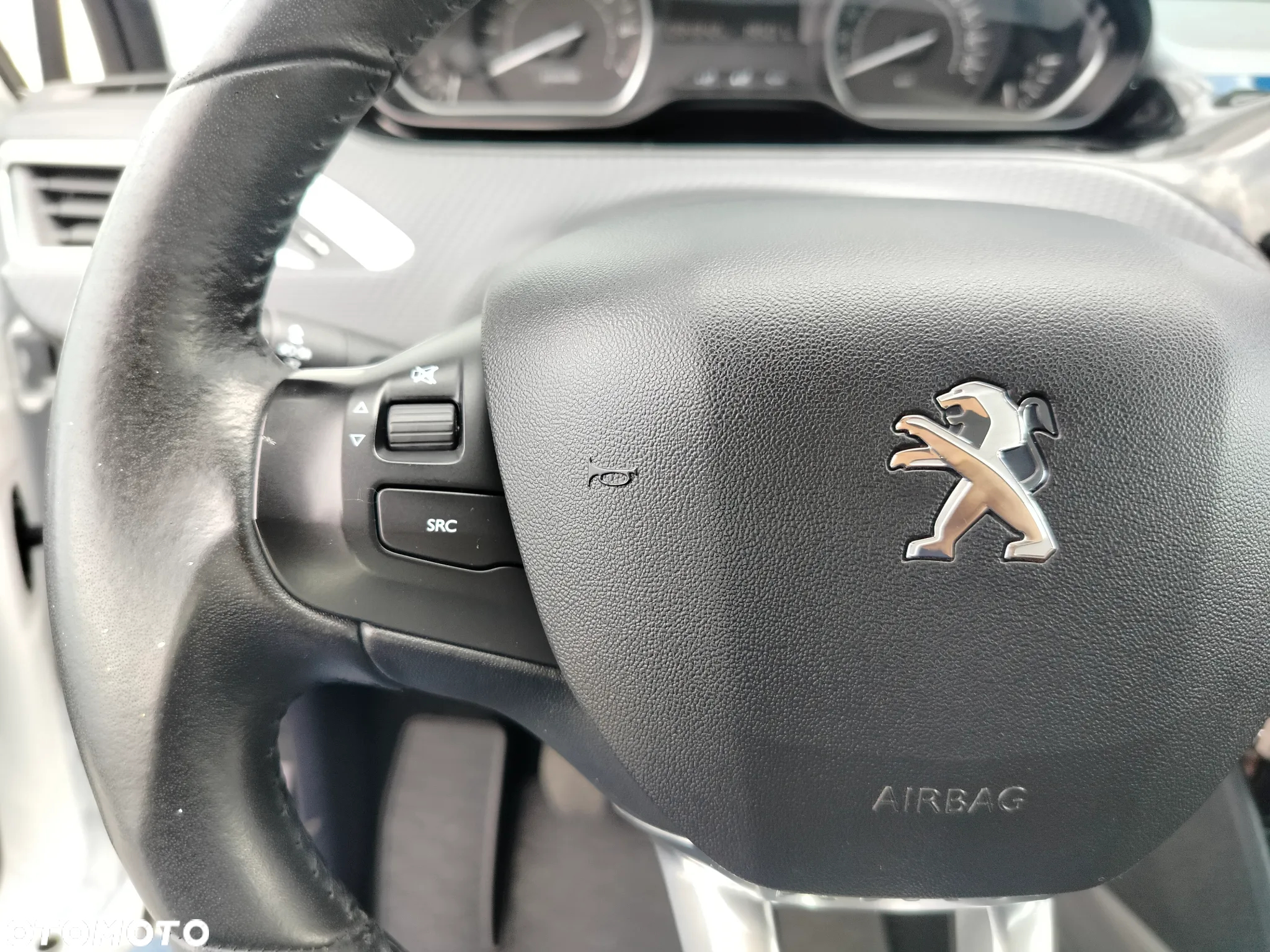 Peugeot 2008 1.2 Pure Tech Style S&S - 16
