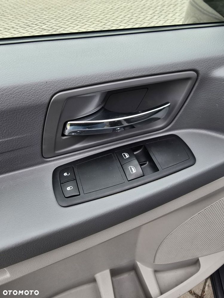 Chrysler Town & Country - 15