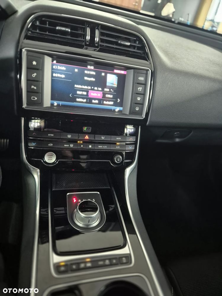 Jaguar XE 2.0 D R-Sport - 20