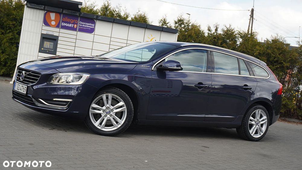 Volvo V60 D6 AWD Plug-in Hybrid Momentum - 4