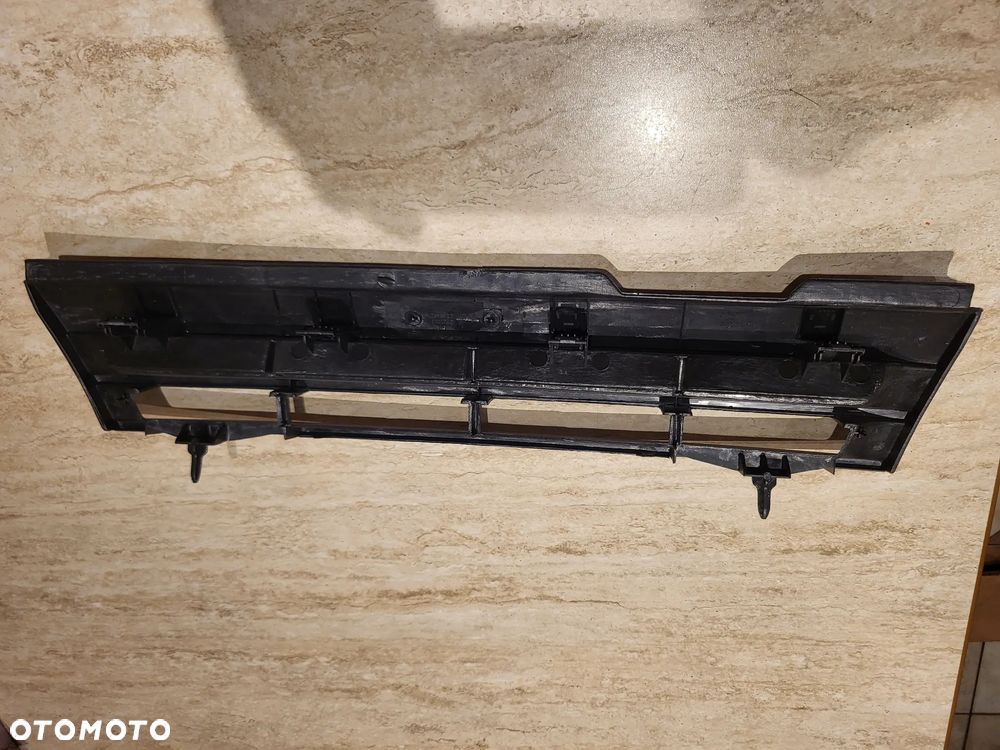 Atrapa przednia  SREBRZYSTA Srebrna  OPEL VECTRA 88->95 - 2