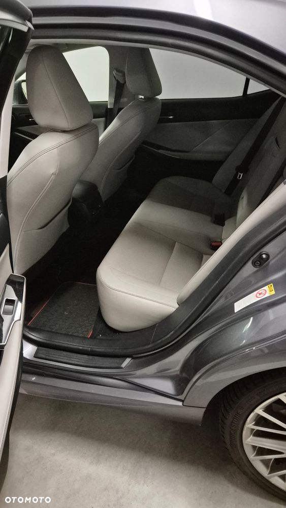 Lexus IS 200t Prestige - 5