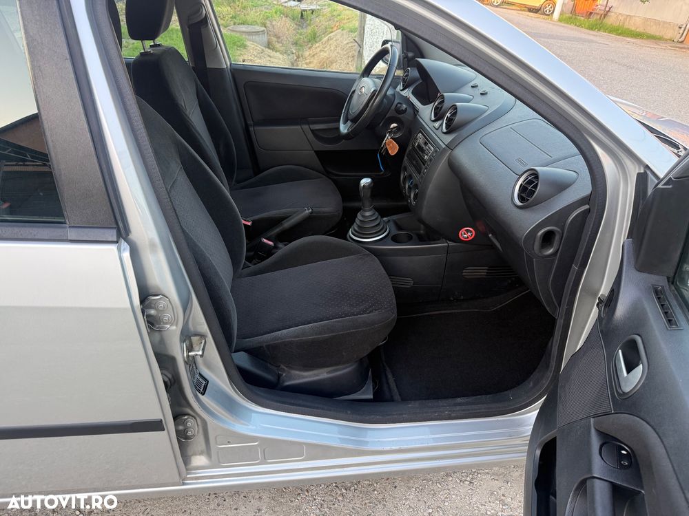 Ford Fiesta 1.3 Ghia - 8