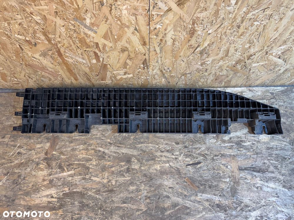 Prawe mocowanie progu stelaż Mercedes gle 167