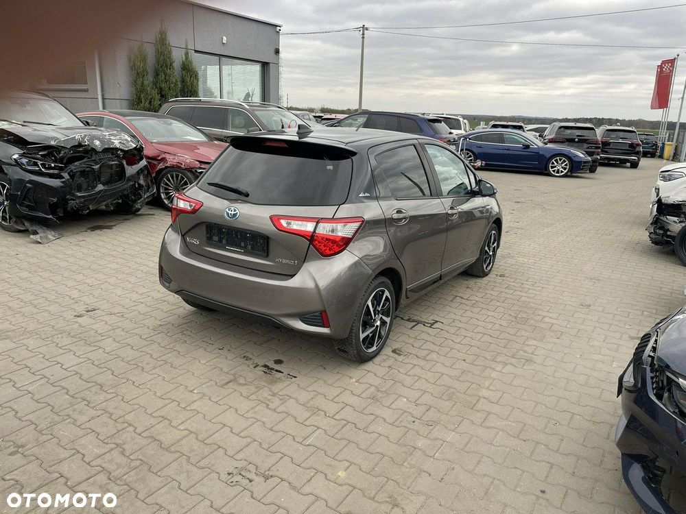 Toyota Yaris Hybrid 100 Selection Passion - 3