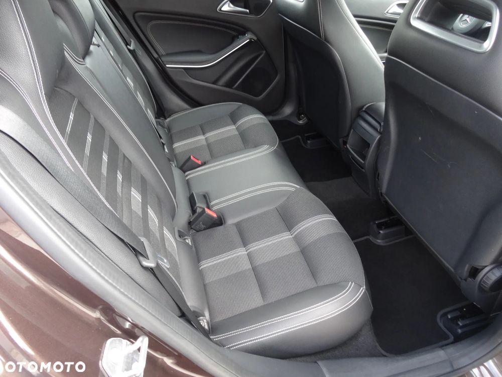 Mercedes-Benz GLA 200 d 4Matic 7G-DCT UrbanStyle Edition - 17