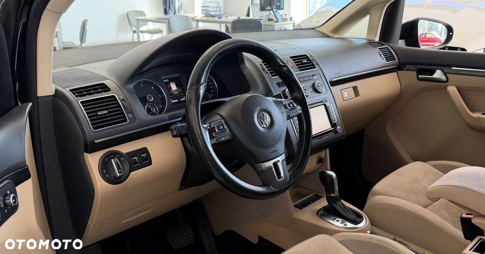 Volkswagen Touran - 12