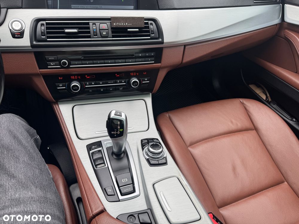 BMW Seria 5 525d Luxury Line - 32