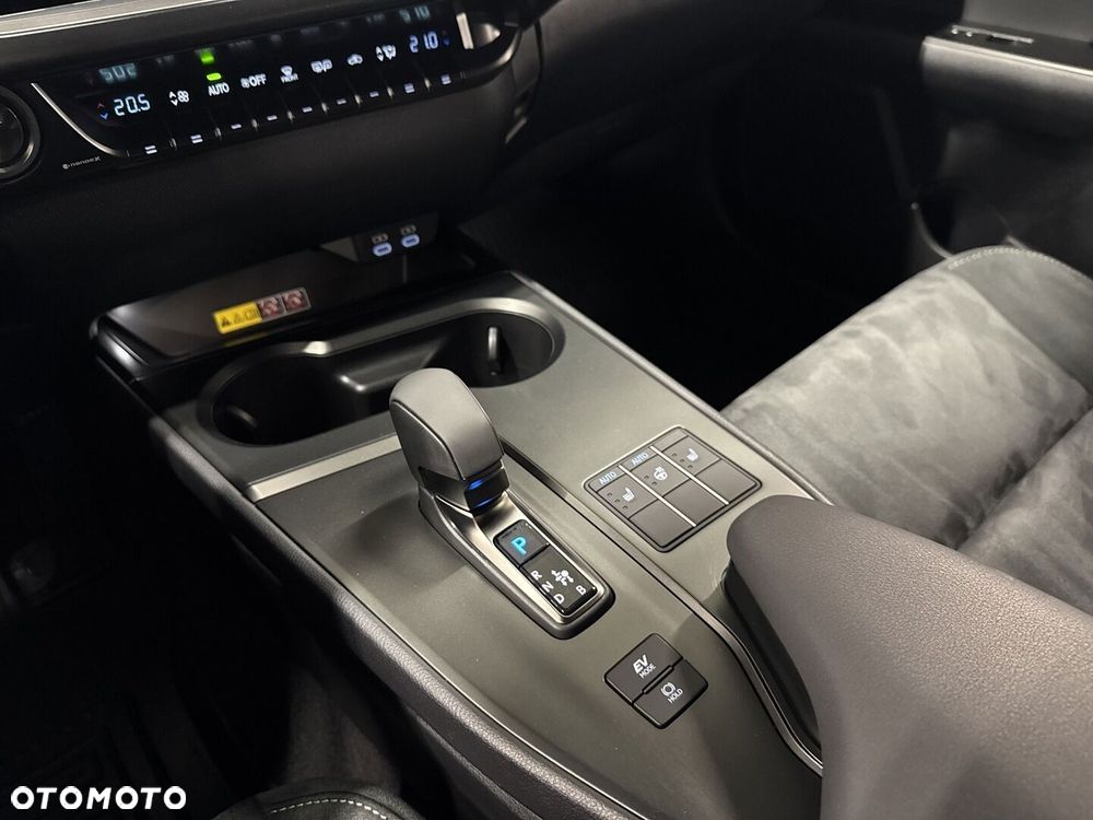 Lexus UX 2025