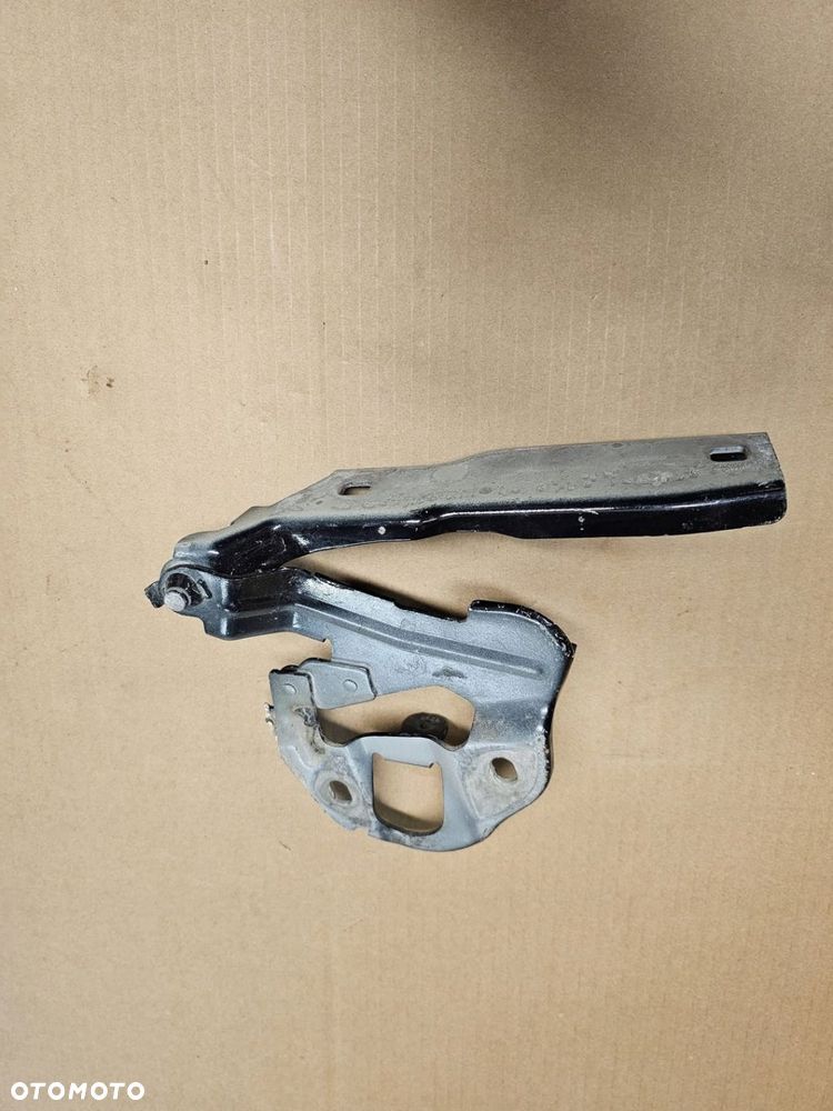 ZAWIAS MASKI PRAWY AUDI Q8 4M8823302D - 2