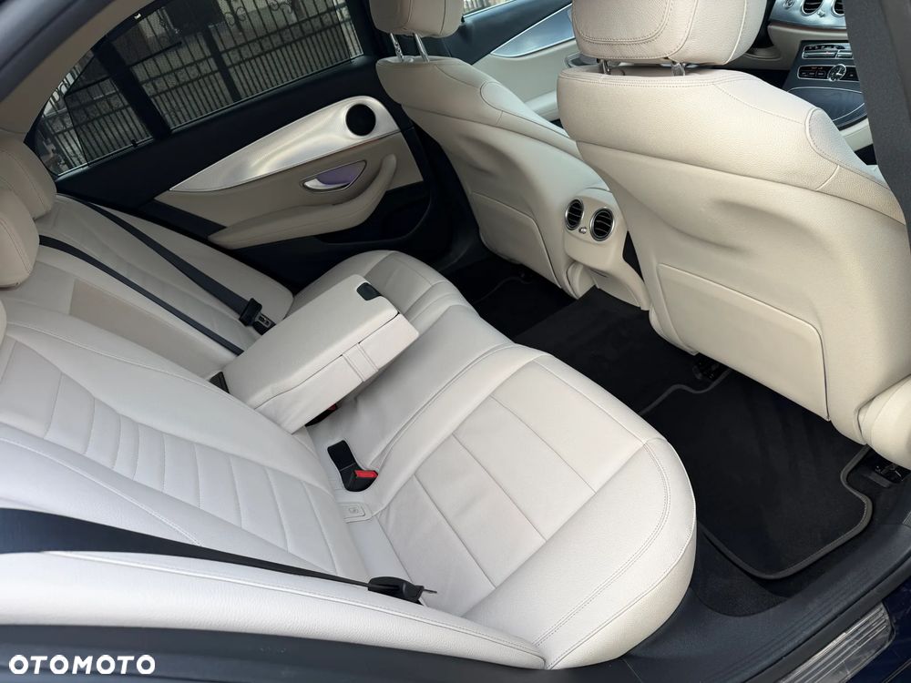 Mercedes-Benz Klasa E 220 d 4-Matic 9G-TRONIC - 34