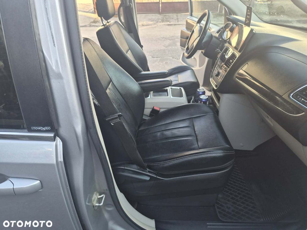 Chrysler Town & Country 3.6 Limited - 23