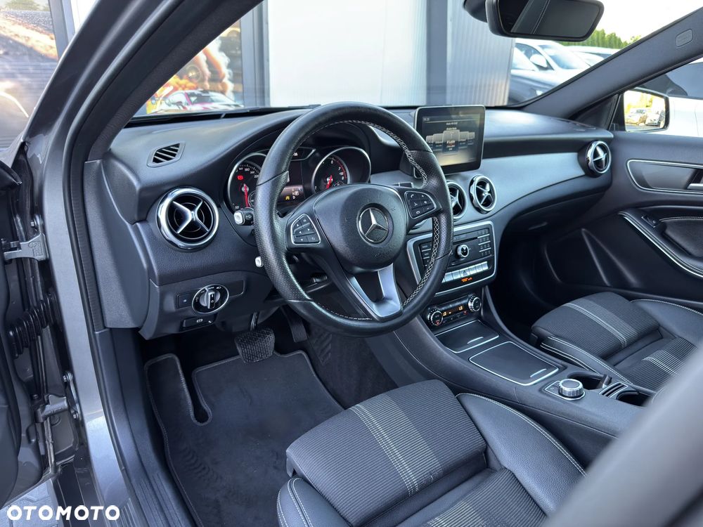 Mercedes-Benz GLA 200 7G-DCT - 16
