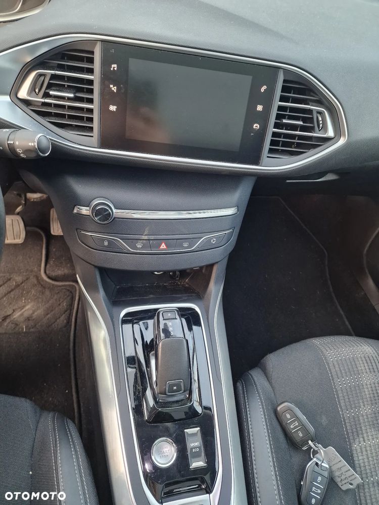 Peugeot 308 PureTech 130 GPF EAT8 Stop & Start Allure Business-Paket - 25