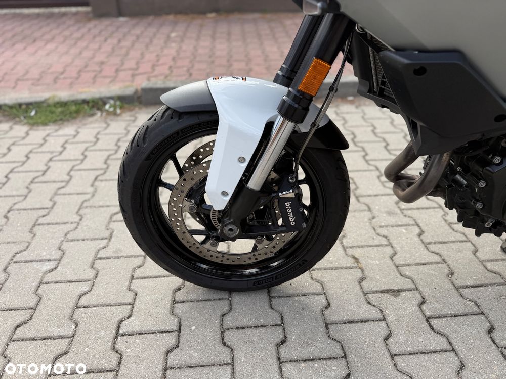 BMW F - 21