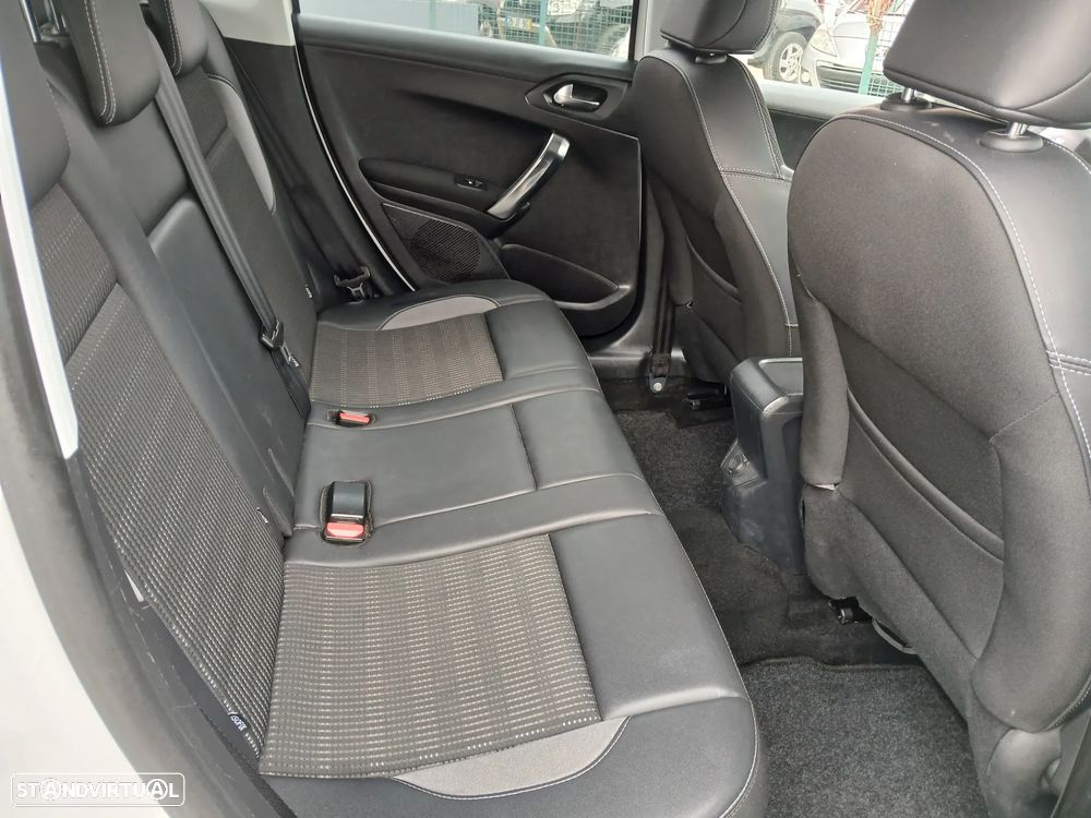 Peugeot 2008 1.2 PureTech Style - 24