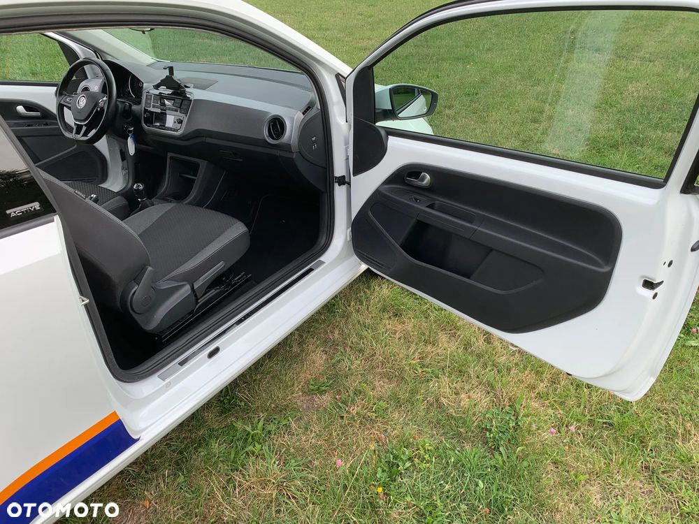 Volkswagen up! Active - 25