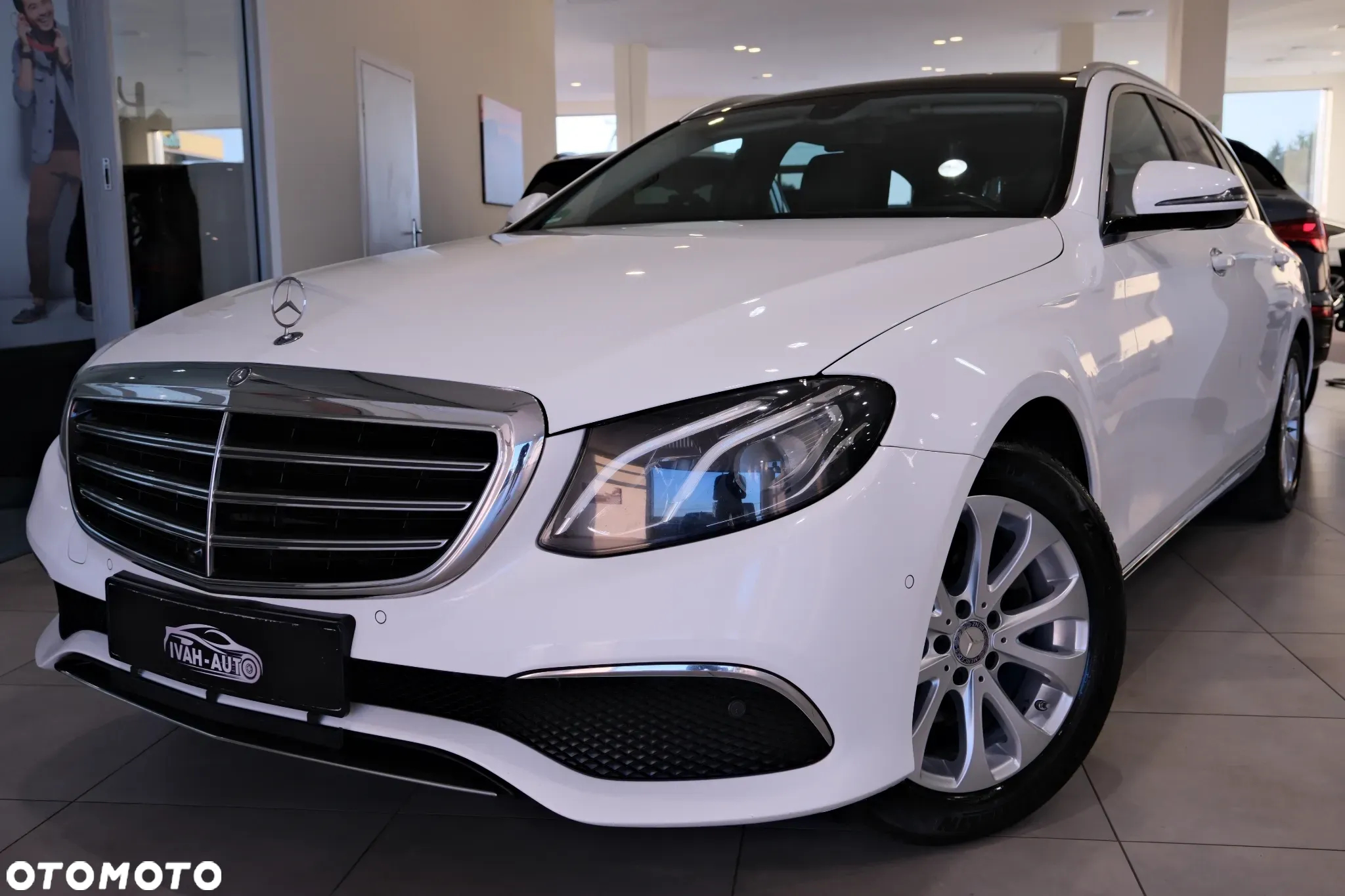 Mercedes-Benz Klasa E 220 d 4Matic T 9G-TRONIC Exclusive - 18