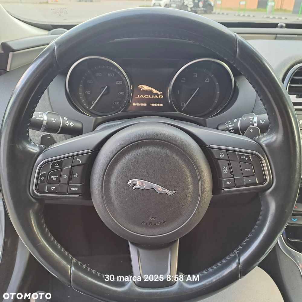 Jaguar XE 2.0 D Portfolio - 23