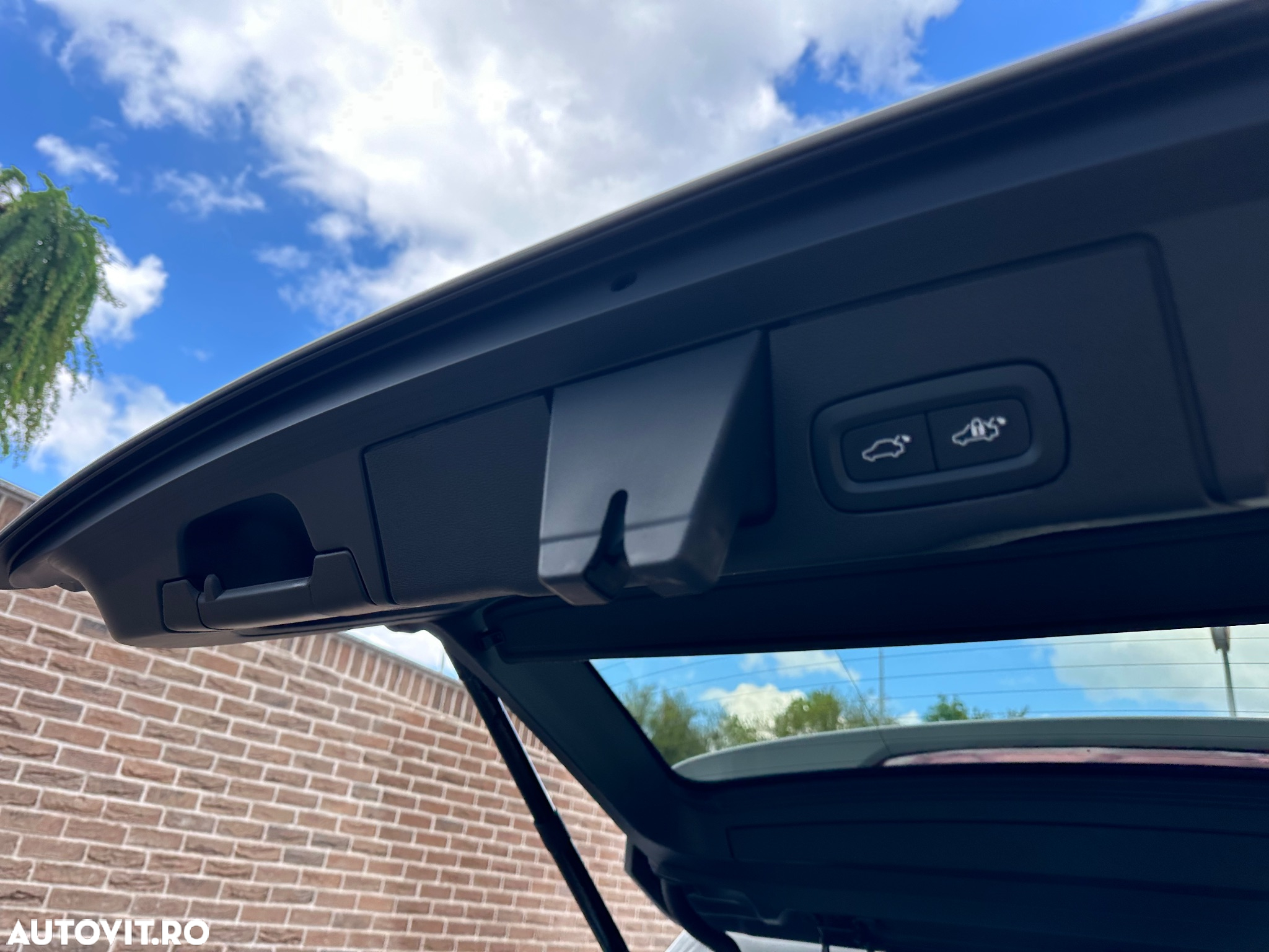 Volvo XC 60 B4 MHEV AT8 FWD Momentum Pro - 23