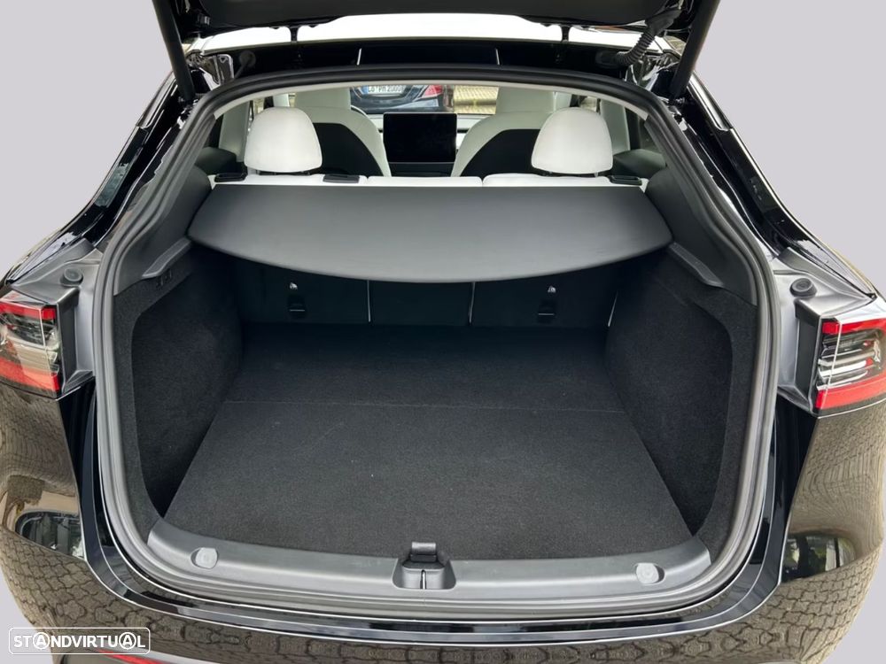 Tesla Model Y - 11