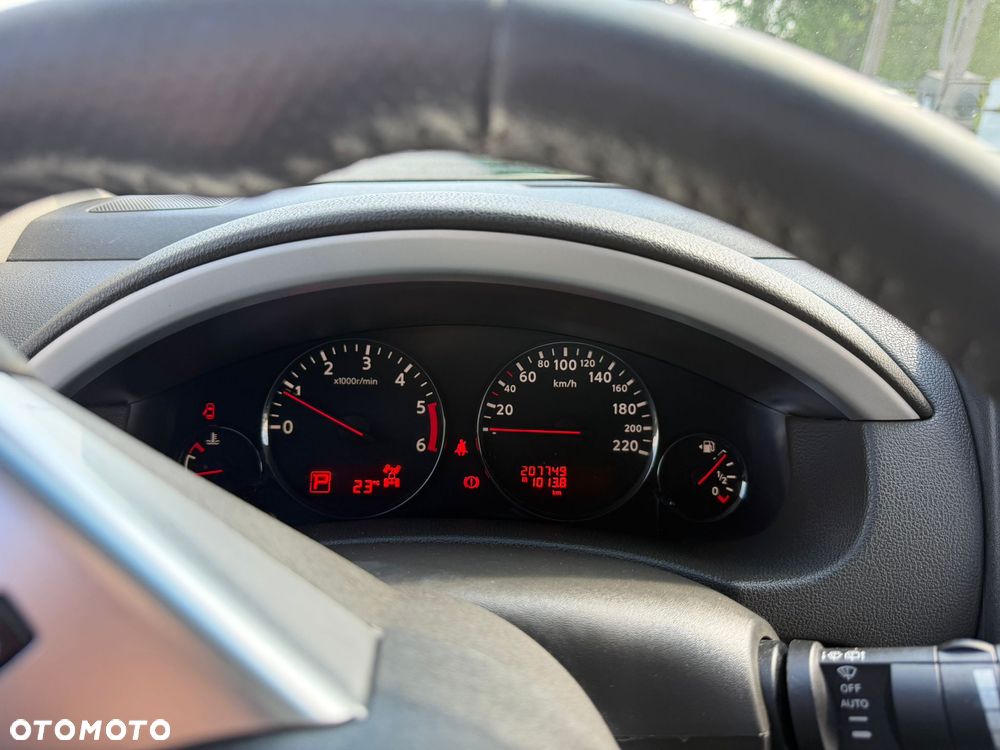 Nissan Pathfinder 2.5 D LE EU5 - 17