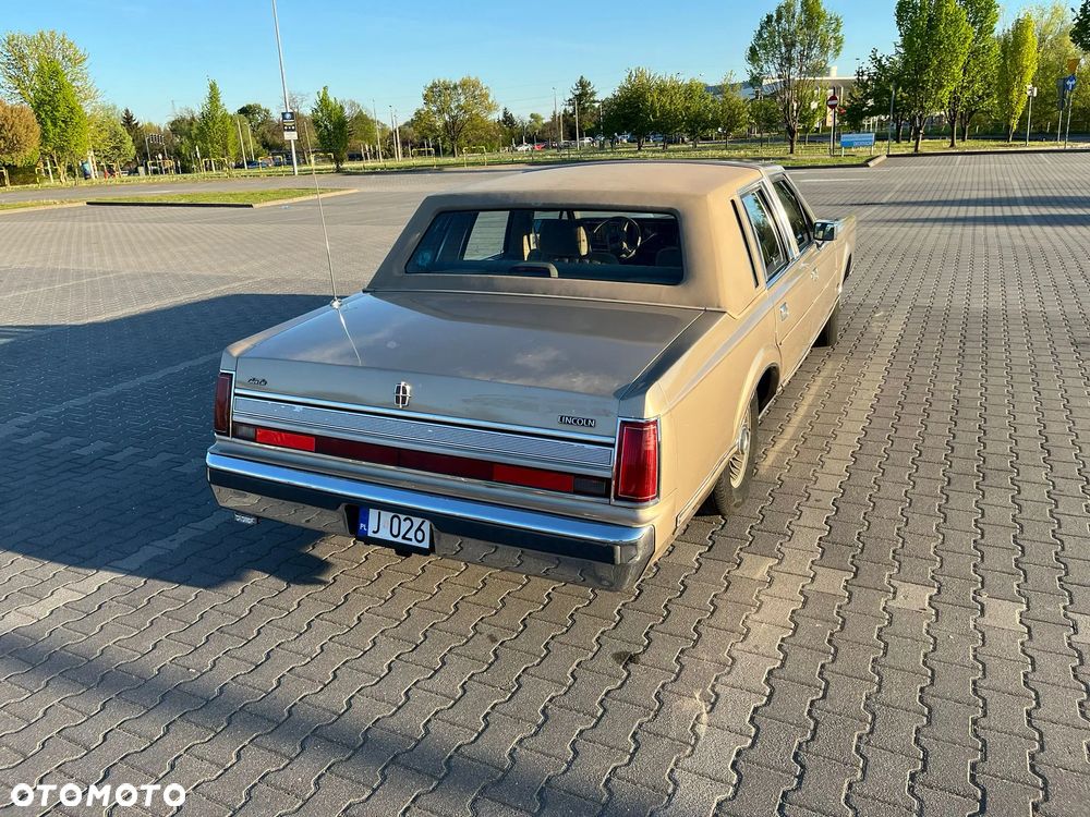 Lincoln Town Car - 9