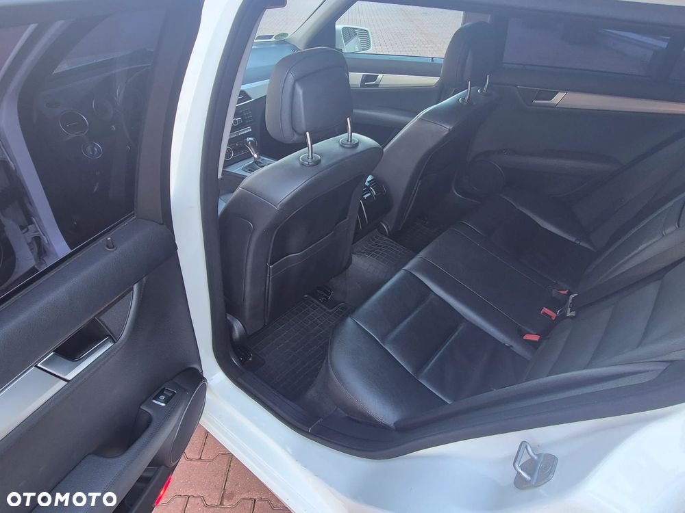 Mercedes-Benz Klasa C 350 CDI DPF (BlueEFFICIENCY) 7G-TRONIC Avantgarde - 32