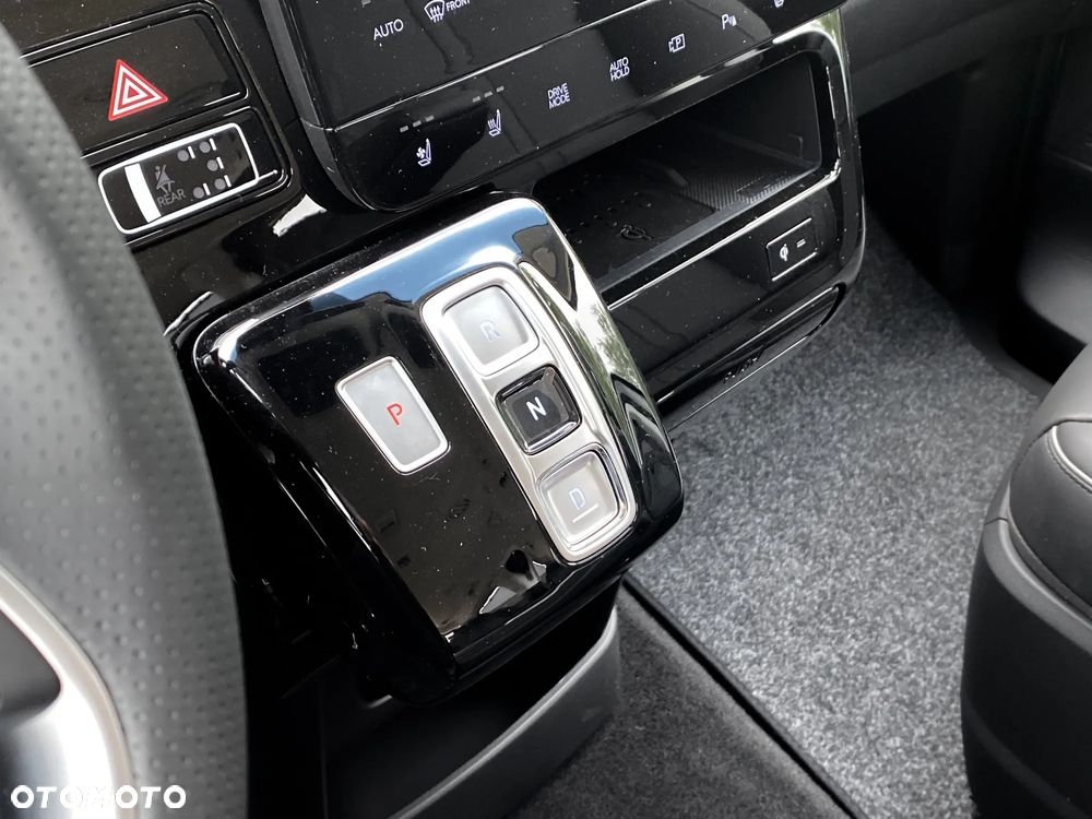 Hyundai Staria 1.6 T-GDI HEV Luxury - 24
