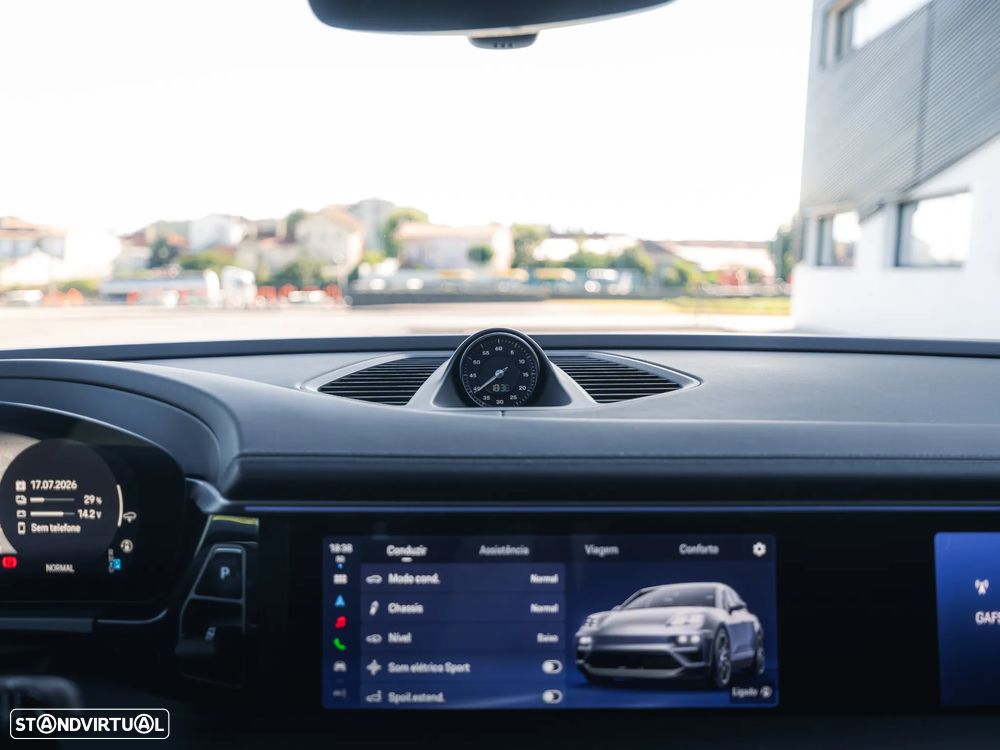 Porsche Macan Electric 4 - 17