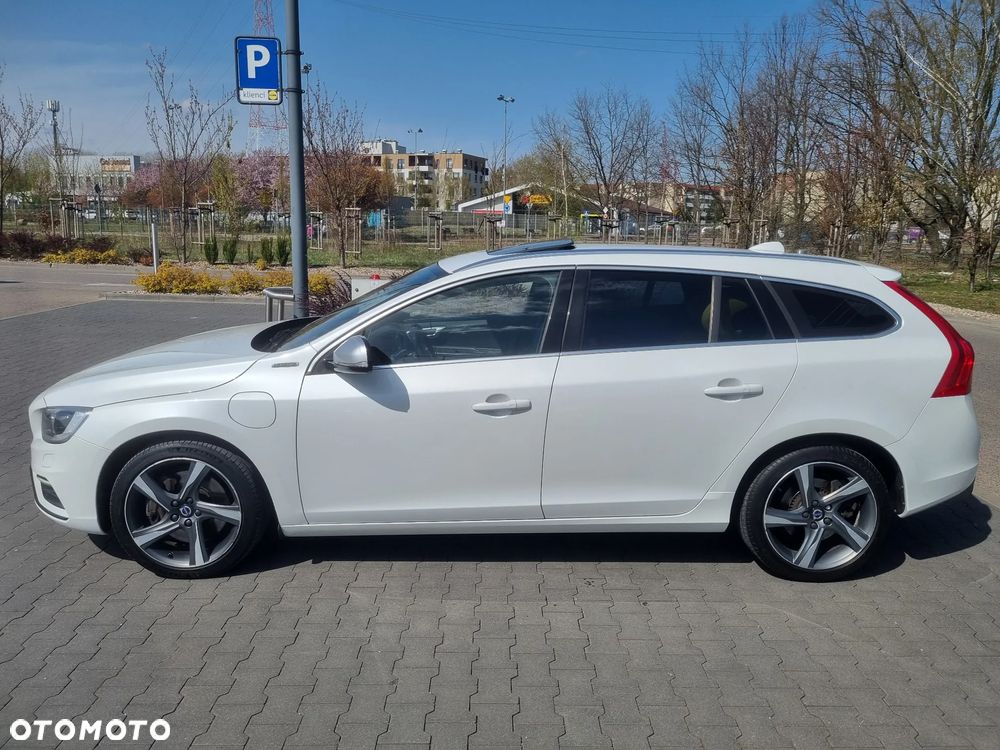 Volvo V60 D6 AWD Plug-in Hybrid R-Design Summum - 3