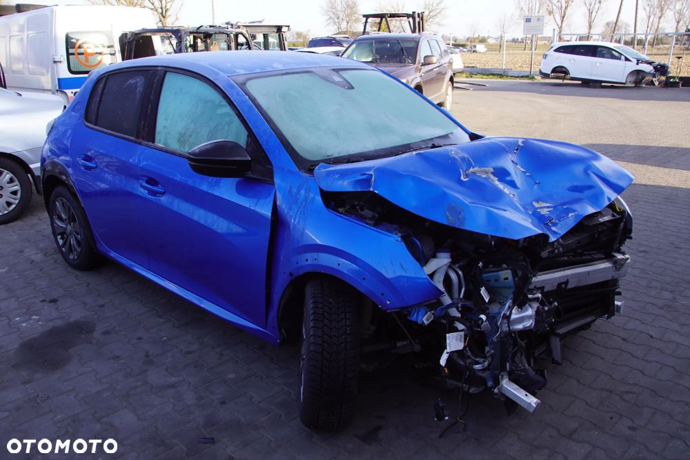 Auto na części - Peugeot e-208 100 kW ZK01 9842858380 ESM 2023R Silnik Falownik Bateria Drzwi Błotnik Klapa Zderzak Lusterko Lampa Klamka Szyba Deska Kokpit Sterownik Moduł Czujnik Licznik Wyświetlacz Panel Kierownica - 8