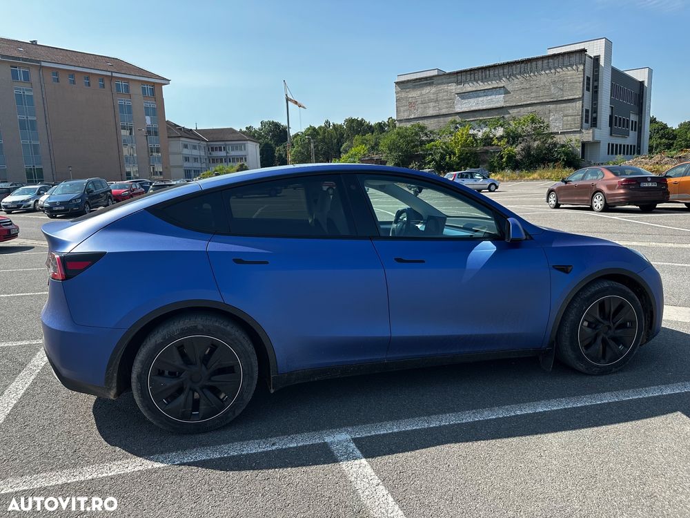Tesla Model Y - 3