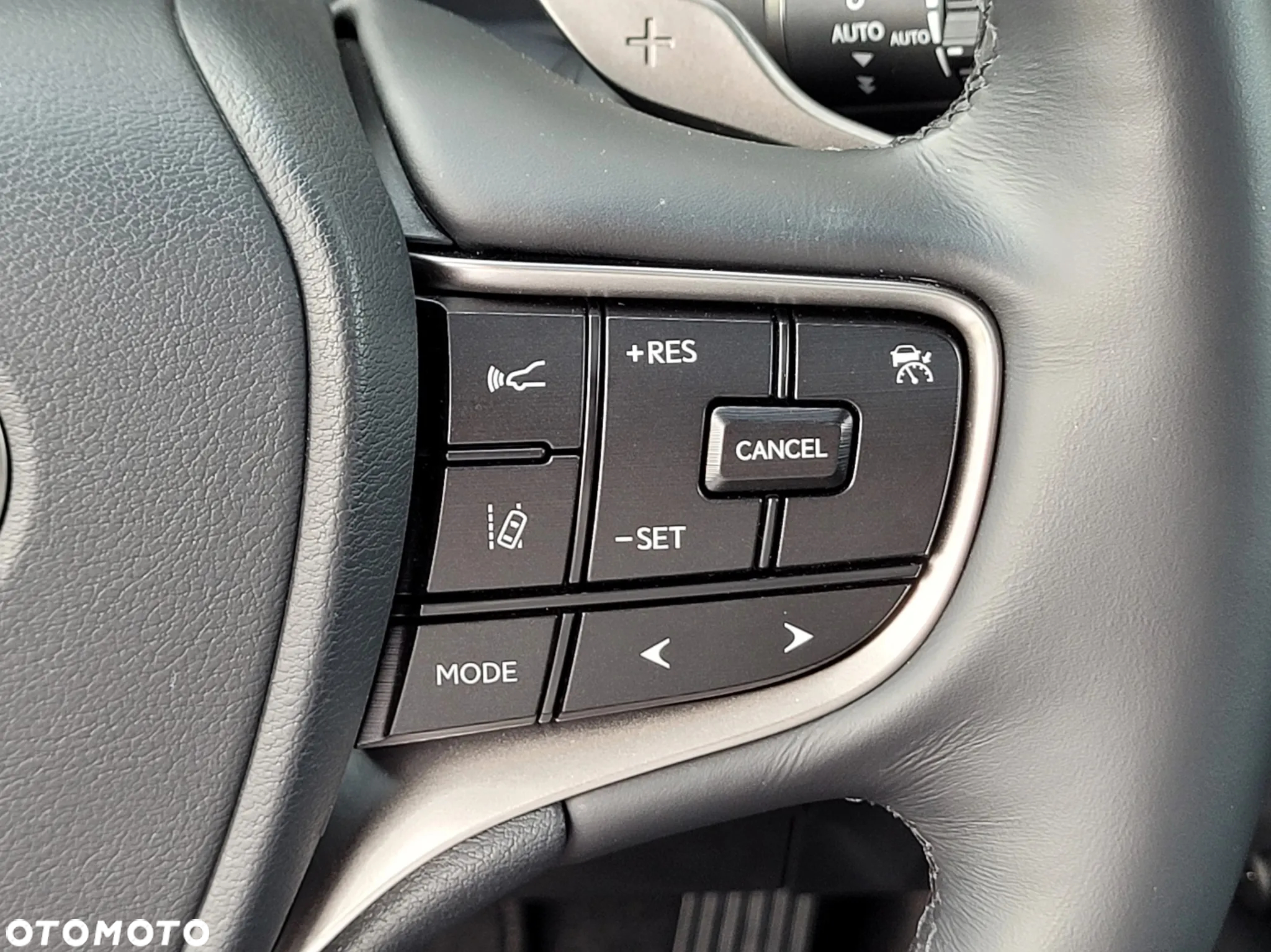Lexus ES 300h F Sport Design - 23