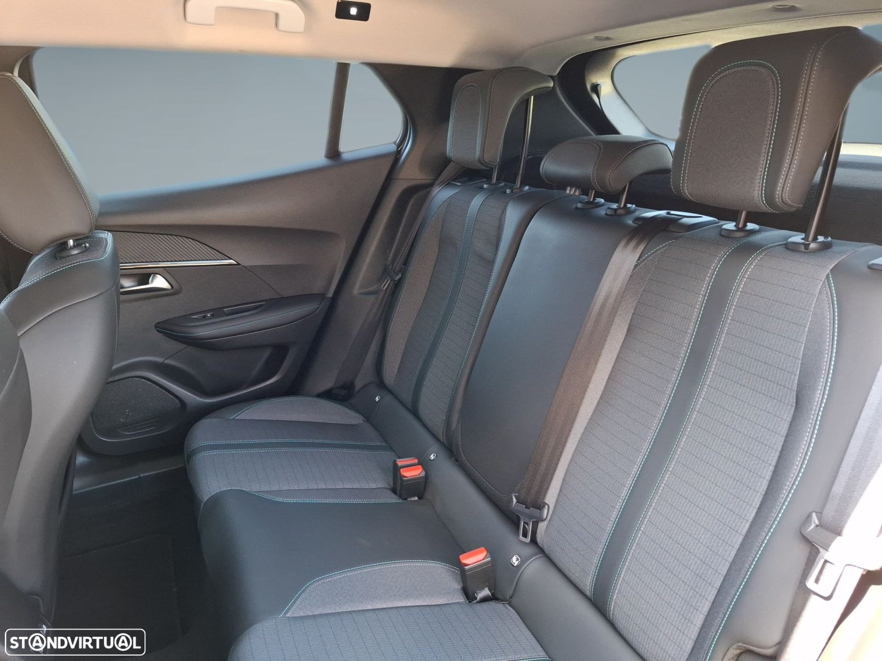 Peugeot 2008 1.2 PureTech Allure - 12