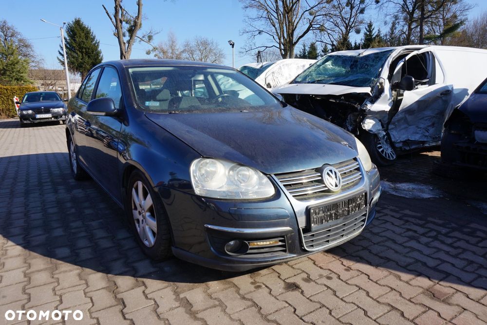 VOLKSWAGEN JETTA V SEDAN 2007 LC5F 1.9 TDI BXE 105KM JCR SZARY na części - 7
