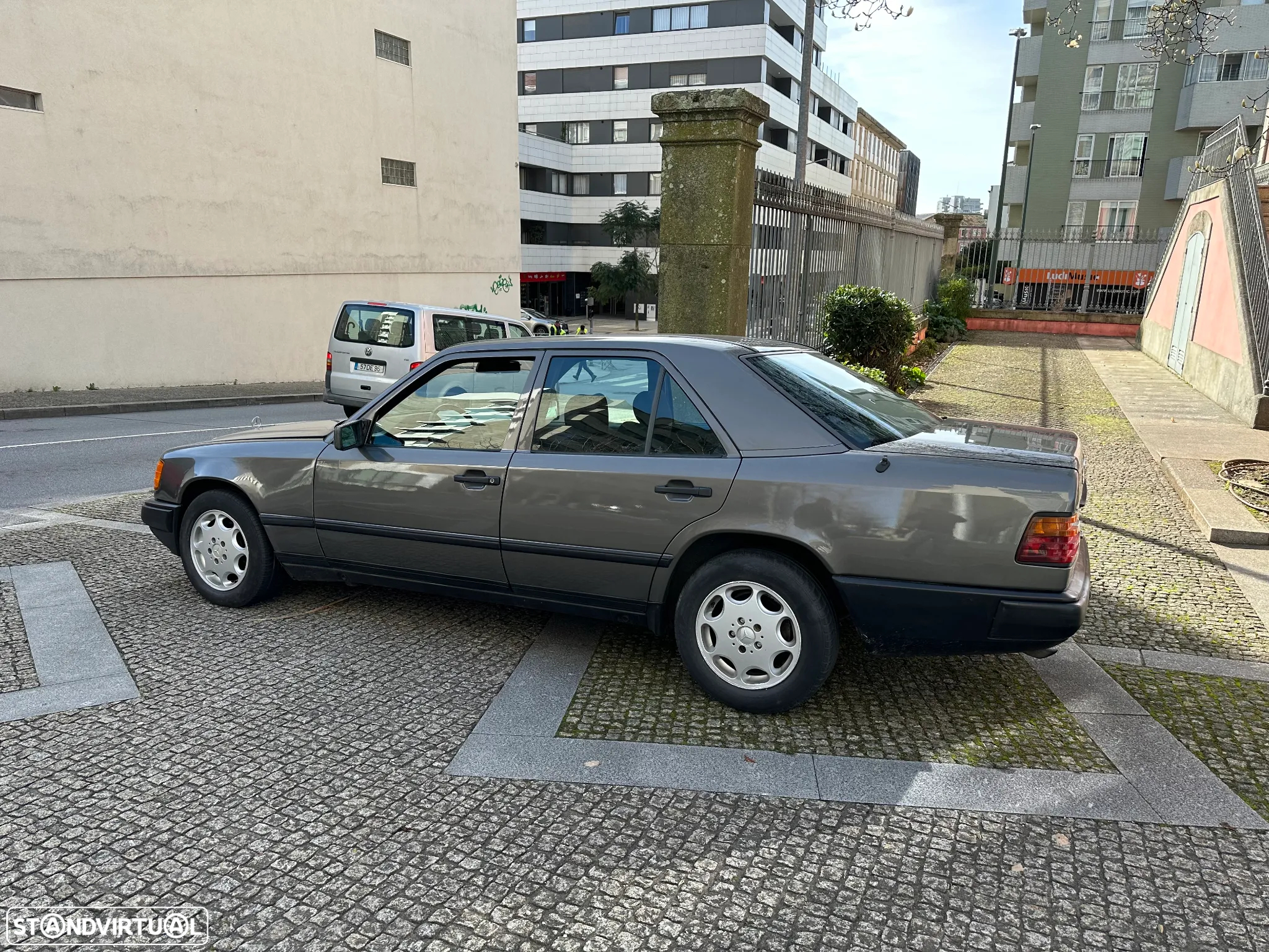 Mercedes-Benz E 230 - 4
