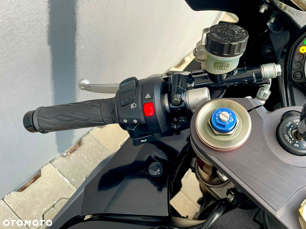 Suzuki GSX - 16