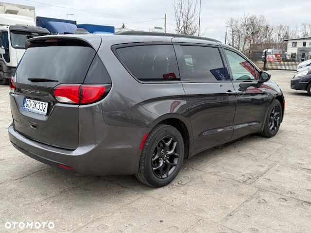 Chrysler Pacifica - 11