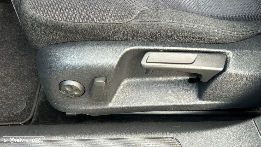 VW Passat Variant 1.6 TDI DPF BlueMotion Comfortline - 19